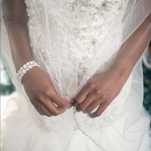 Stunning Wedding Gown! - Picture 3 of 8